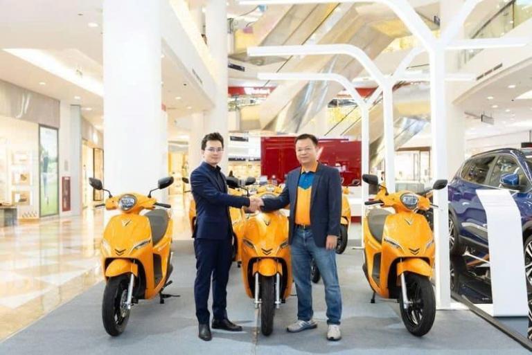 Người dân TP.HCM mở ứng dụng trên điện thoại để thuê xe máy điện tại trạm công cộng.