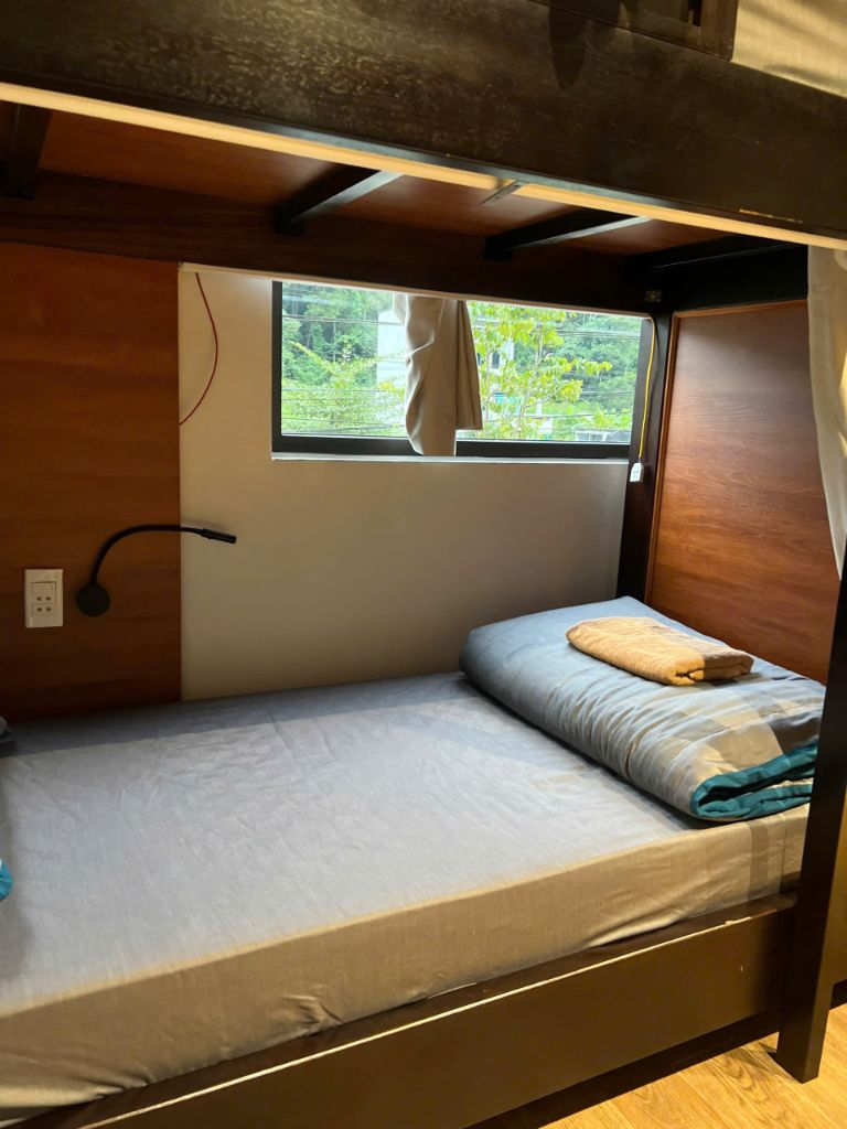 Phòng dorm với chỗ ngủ riêng tư miễn phí cho khách đến Hà Giang sáng sớm.