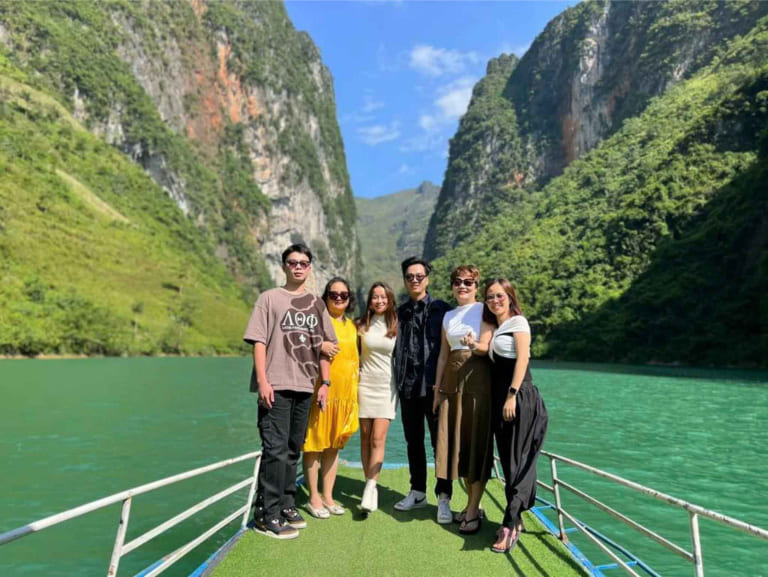 Dòng sông xanh màu ngọc bích uốn lượn giữa hai vách núi dựng đứng