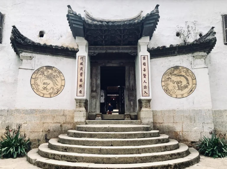 Dinh thự họ Vương nằm ẩn mình giữa thung lũng Sà Phìn, mang dáng vẻ cổ kính và uy nghi.