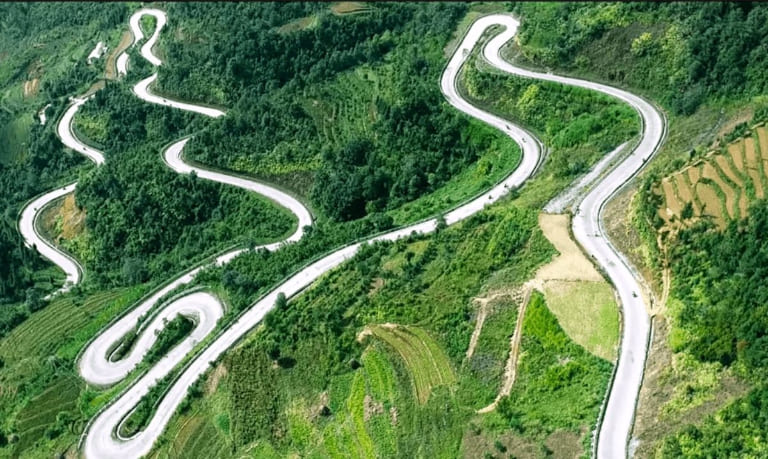 Đây không chỉ là một con đèo, mà là biểu tượng của Hà Giang Loop, nơi mỗi khúc cua đều khiến tim đập nhanh hơn