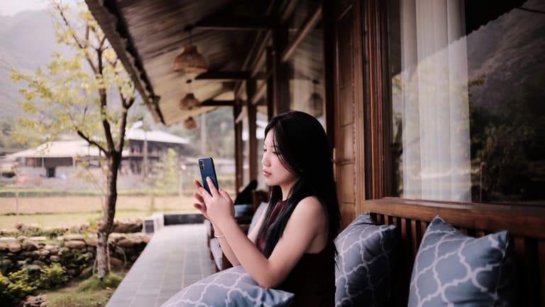 Dãy ghế băng đặt trước các phòng Bungalow là không gian lý tưởng để ngồi cảm nhận vẻ yên bình của Du Già.