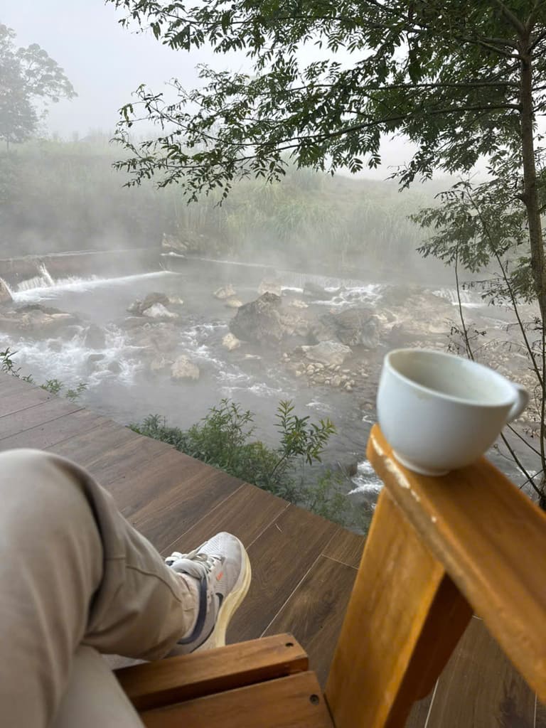 Còn gì thú vị hơn khi căn phòng của bạn ngay cạnh con suối, nghe nước chảy róc rách làm tan đi cảm giác mệt mỏi hàng ngày.