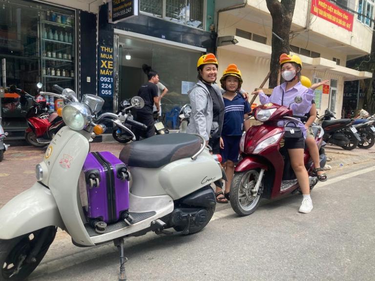 Cửa hàng chỉ cách ga Hải Phòng vài bước chân, giúp khách dễ dàng nhận xe ngay khi vừa xuống tàu.