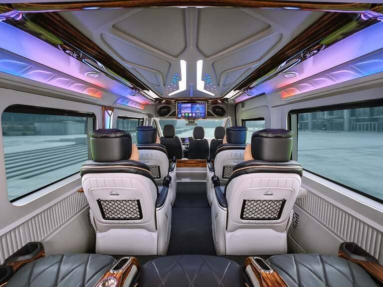 Xe limousine 9 ghế sang trọng kết hợp giữa gỗ và da.