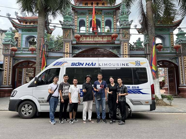 Sơn Hải Limousine chạy limousine 9 và 11 chỗ, công bố rõ chính sách đón tận nhà trong nội thành. (Nguồn: Internet)