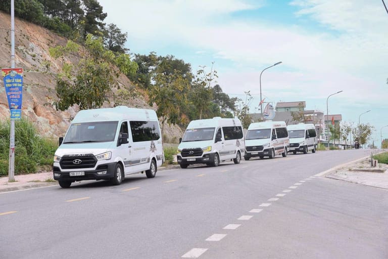 Xuân Trường Limousine chạy limousine 11 chỗ, trả tại Hòn Gai hoặc Tuần Châu, chuyên chuyến sáng. (Nguồn: Internet)
