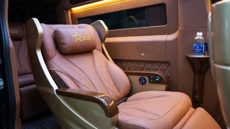 Ghế ngồi xe Hạ Long Star cực kỳ êm ái, sang trọng.