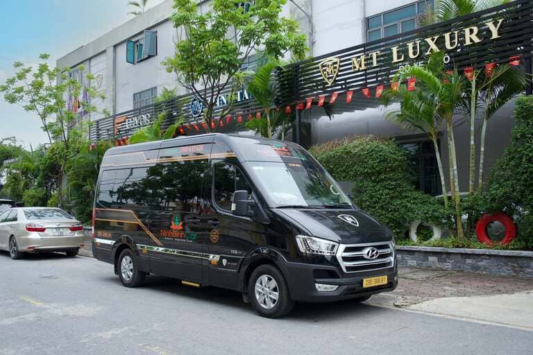 Ninh Bình Car chạy limousine 11 chỗ với hành trình khoảng 1 tiếng 20 phút, nhanh nhất nhóm.