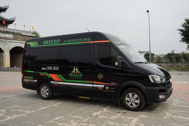 Hoa Lư Limousine trả tại khu Hoa Lư, sát quần thể Tràng An và Bái Đính. (Nguồn: Internet)