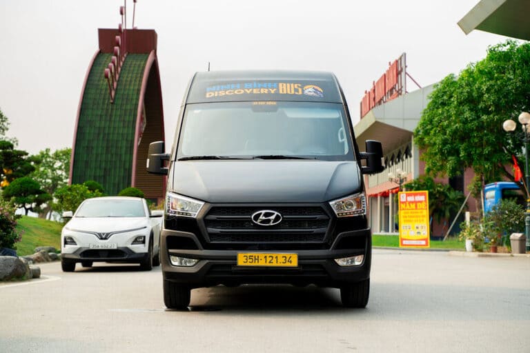 Ninh Bình Discovery Bus chở thẳng tới Tam Cốc, tiện cho khách tham quan bến thuyền. (Nguồn: Internet)