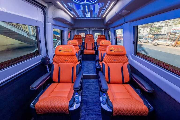 Nội thất bên trong xe Cát Bà Luxury Trans khá sang trọng và ấm cúng.
