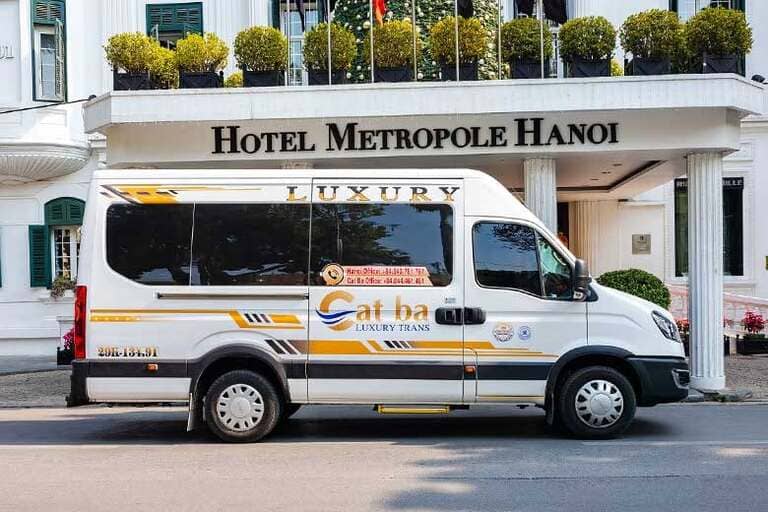 Cát Bà Luxury Trans với đội xe mầu trắng vô cùng nổi bật, bắt mắt.