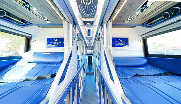 Xe có nội thất xanh chủ đạo, cabin gọn gàng, rộng rãi.