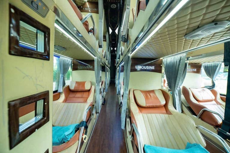 Xe nhà Queen Bus có sẵn nhà vệ sinh trên xe, tiện lợi cho hành khách sử dụng đặc biệt là các hành khách lớn tuổi, khó di chuyển. (nguồn: vexere.com)