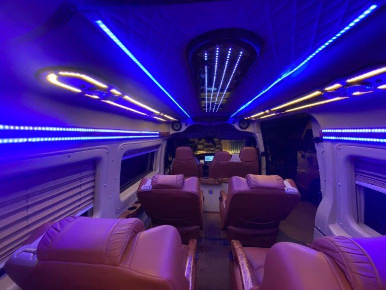 Nội thất tiện ích, vệ sinh trong xem Limousine Hà Nội Yên Bái