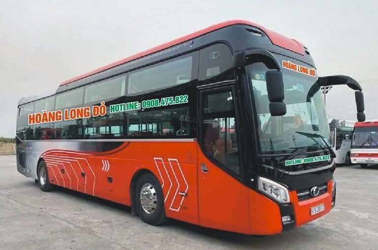 oàng Long (Đỏ) chạy dòng giường nằm 42 chỗ, có bao ăn dọc đường trên hành trình Bắc – Nam.