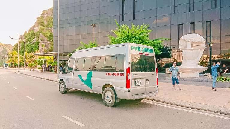 Nhà xe Phú Bình ngoài loại xe 7 chỗ thì còn sử dụng dòng xe Limousine 9 - 11 chỗ ngồi.