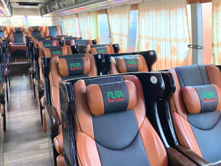 Xe nhà FUTA có đầy đủ các đồ dùng trang thiết bị tiện nghi hiện đại bậc nhất hiện nay, phục vụ quý khách trên chuyến đi đường dài. (nguồn: vexere.com)