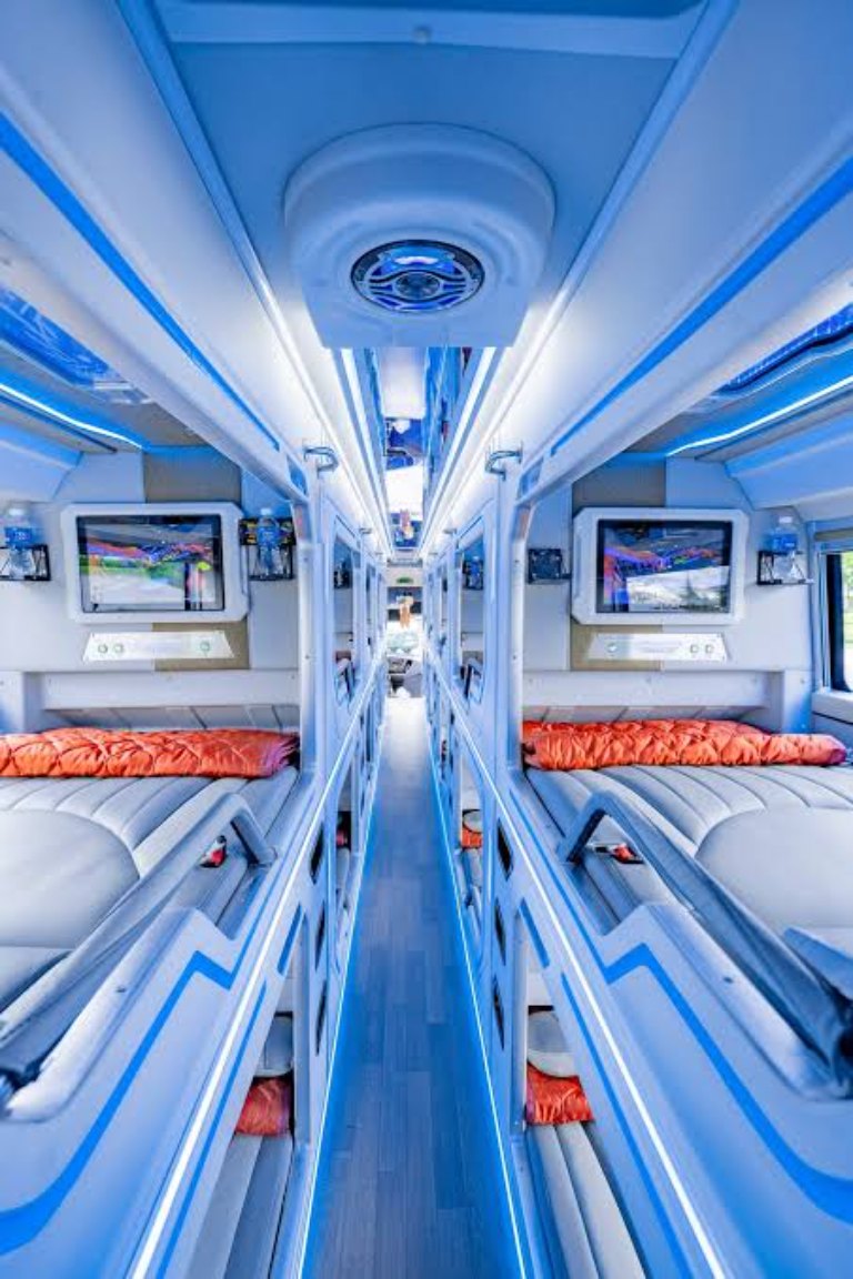 Nội thất xe Long Vân Limousine cabin phòng đôi tuyến Sài Gòn - Đà Lạt