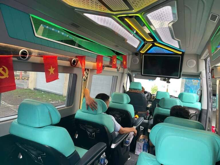 Xe limousine Hoàng Phương 9 chỗ được bảo dưỡng định kỳ 3 tháng/lần với nội thất cao cấp với ghế da, âm thanh luxury và điều hòa mát lạnh
